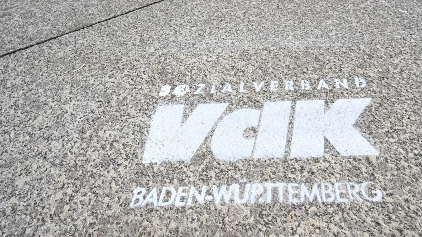Das Logo des Sozialverbands VdK ist auf dem Boden vor dem Landtag aufgebracht. (Foto: Bernd Weißbrod/dpa/Archivbild)