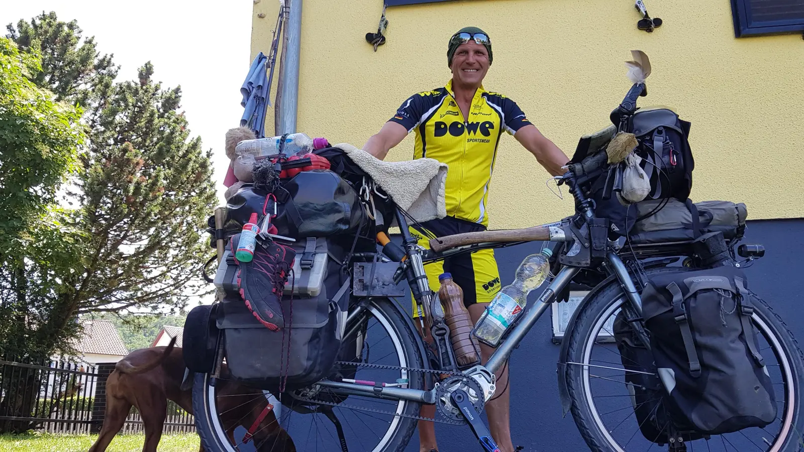 Alles zum Leben Nötige an Bord: Hartmut Köbler und sein ziemlich vollgepacktes Reisemobil. (Foto: Martin Vetter)