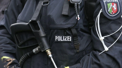 Nach dem Fußball-Bundesligaspiel zwischen Borussia Dortmund und dem SV Darmstadt 98 griffen Problemfans Polizisten an. (Foto: Friso Gentsch/dpa)