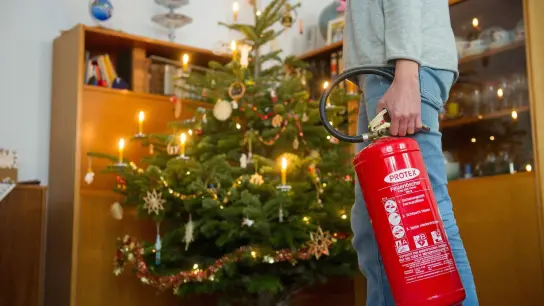 Ein großer Schaumfeuerlöscher eignet sich etwa dann, wenn der Weihnachtsbaum in Flammen steht. Für die Küche wählt man aber besser ein handliches Exemplar. (Foto: Tobias Hase/dpa-tmn)