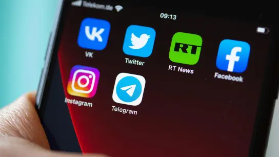 Auf dem Bildschirm eines Smartphones sind die Logos der Apps VKontakte (oben l-r), Twitter, RT News, Facebook, Instagram (unten l-r) und Telegram zu sehen. (Foto: Fernando Gutierrez-Juarez/dpa-Zentralbild/dpa)