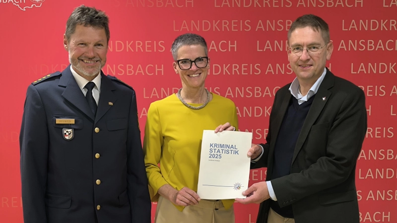 Der Leiter der Polizeiinspektion Ansbach, Dieter Hegwein (links), die Leiterin der Ansbacher Kriminalpolizei, Cora Miguletz (Mitte), und Landrat Dr. Jürgen Ludwig (rechts) stellten die Kriminalstatistik 2025 für den Landkreis Ansbach vor.  (Foto: Thomas Schaller)