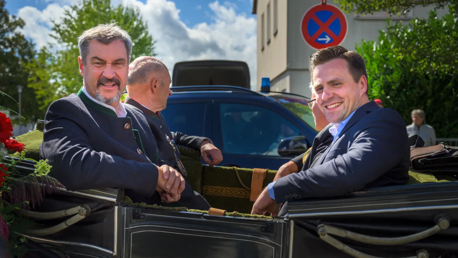 Ministerpräsident Markus Söder in der Kutsche beim Umzug – mit ihm fuhren der Landtagsabgeordnete Andreas Schalk (rechts), Bürgermeister Michael Trzybinski (hinten links) und der stellvertretende Landrat Hans Henninger. (Foto: René Chlopotowski)