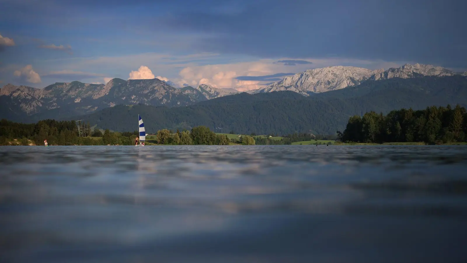 Die Temperaturen bleiben hoch, doch so heiß wie in den Vortagen bleibt es nicht. (Foto: Karl-Josef Hildenbrand/dpa)