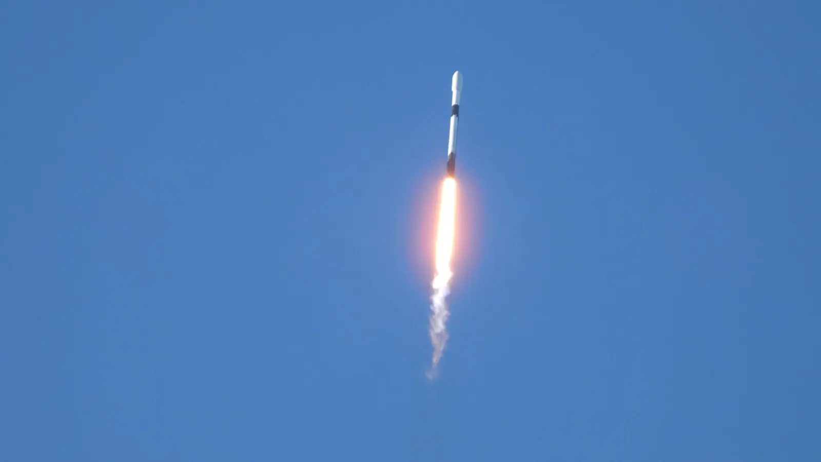 Eine „Falcon-9“-Rakete mit der Mondsonde „Korea Pathfinder“ an Bord hat vom Weltraumbahnhof Cape Canaveral abgehoben. (Foto: -/YNA/dpa)