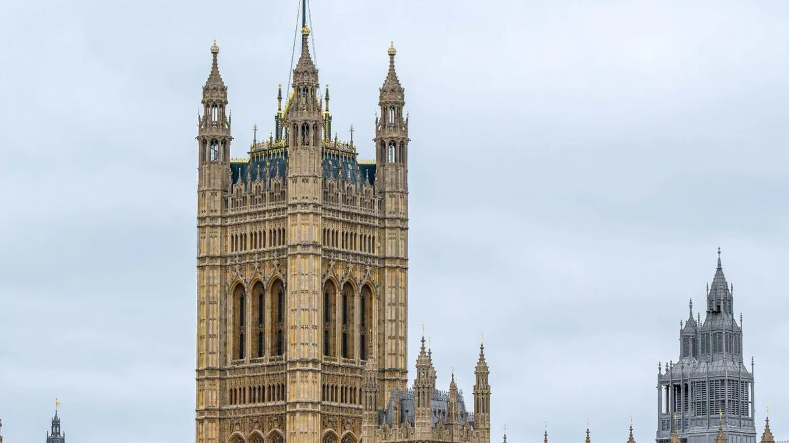 Der Palace of Westminster an der Themse. Großbritanniens konservative Regierung lässt sich nicht von ihren Plänen abbringen, Migranten unabhängig von ihrer eigentlichen Herkunft nach Ruanda abschieben zu wollen. (Foto: Sina Schuldt/dpa)