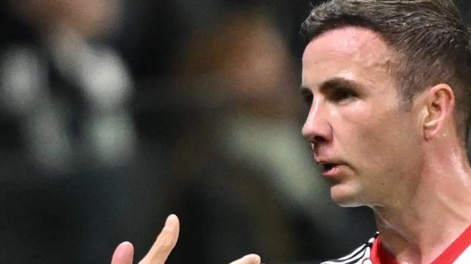 Hat das Haar wieder schön: Fußball-Star Mario Götze (r./Archivfoto)  (Foto: Arne Dedert/dpa)