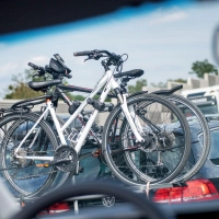 Mehr Gewicht - anderes Fahrverhalten: Fahrradträger, Anhänger oder viel Gepäck machen das Auto windanfälliger und träger beim Rangieren, das Unfallrisiko steigt. (Foto: Zacharie Scheurer/dpa-tmn)