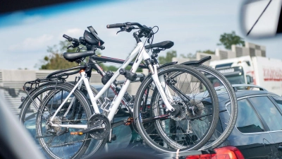 Mehr Gewicht - anderes Fahrverhalten: Fahrradträger, Anhänger oder viel Gepäck machen das Auto windanfälliger und träger beim Rangieren, das Unfallrisiko steigt. (Foto: Zacharie Scheurer/dpa-tmn)