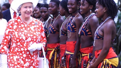 Königin Elizabeth II. besucht im Jahr 1999 Mosambik, das vier Jahre zuvor Mitglied des Commonwealth wurde. Tänzerinnen empfangen die Monarchin. (Foto: Fiona Hanson/PA Wire/dpa/Archiv)