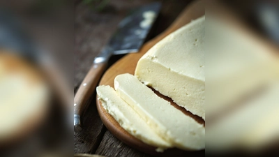 Kurzer Prozess: Wer morgen Bratkäse in die Pfanne hauen möchte, braucht für den Paneer nur Milch, Zitronen, Joghurt, Salz und Gewürze, um heute mit der Zubereitung zu beginnen.  (Foto: Pedro Torres/Verlag Eugen Ulmer/dpa-tmn)