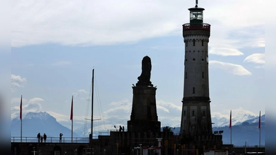 Die Lindauer Wahrzeichen, der bayerische Löwe und Deutschlands südlichster Leichtturm, sind jedes Jahr Ziel von Nobelpreisträgern und Nachwuchswissenschaftlern aus der ganzen Welt. (Archivbild) (Foto: Karl-Josef Hildenbrand/dpa)
