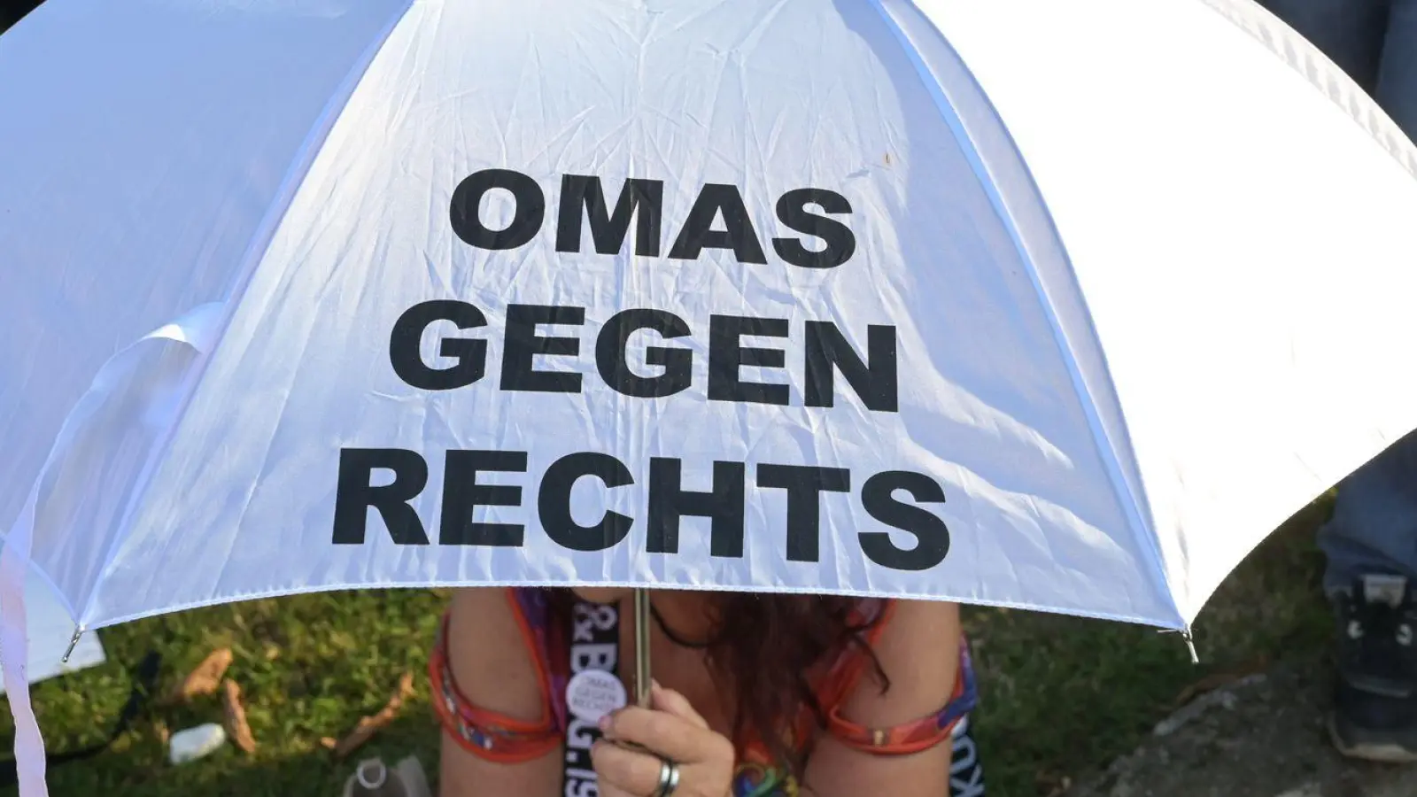 Die „Omas gegen Rechts“ organisierten die Gegendemonstration. (Symbolbild) (Foto: Heiko Rebsch/dpa)