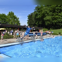 Der neue Bürgermeister von Lichtenau, Florian Szaefer, eröffnete die Badesaison im Freibad traditionell mit einem Sprung ins Wasser. (Foto: Christina Özbek)