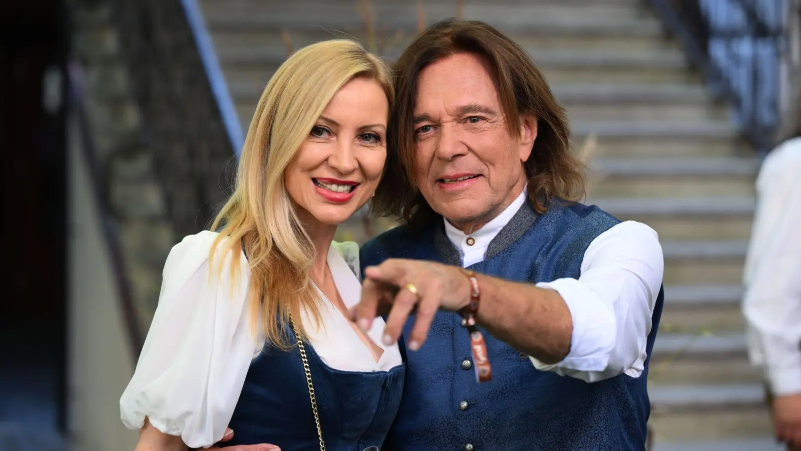 Der „König von Mallorca“ verlässt seine Insel. Neben ihm seine Frau Ramona.  (Foto: Felix Hörhager/dpa)