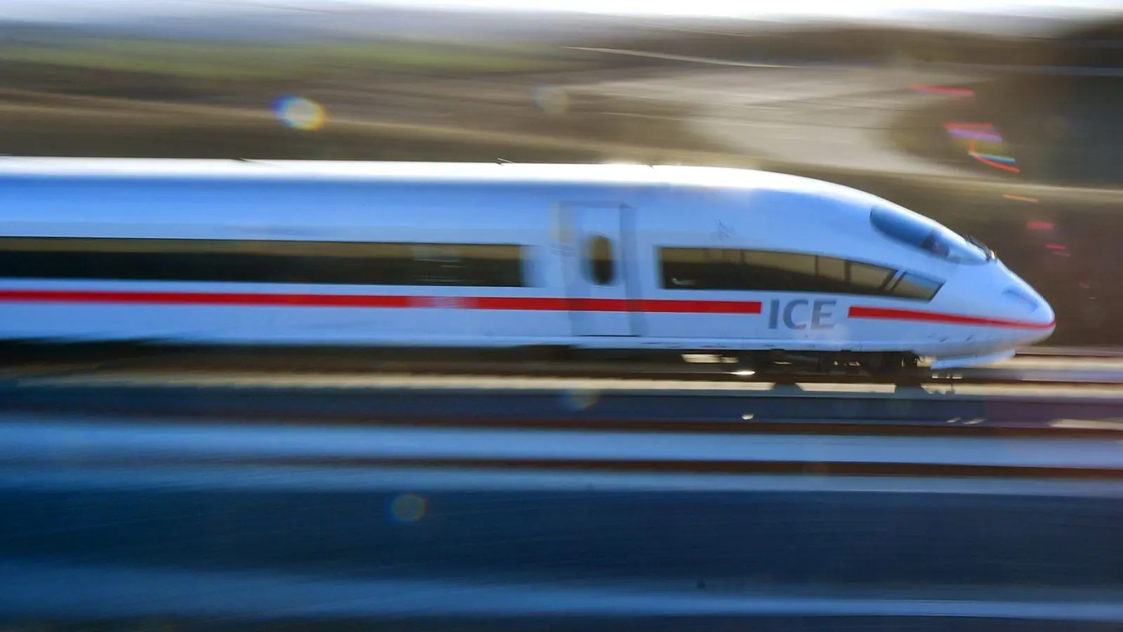 Der ICE war laut Polizei mit etwa 500 Fahrgästen in Richtung Wien unterwegs. (Symbolbild) (Foto: Martin Schutt/dpa-Zentralbild/dpa)
