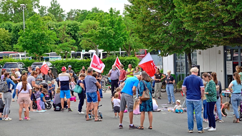 Auf dem Parkplatz vor dem Onoldiasaal versammelten sich im Juni 2023 Eltern und Kinder der städtischen Kindertasgesstätten, um gegen die satte Gebühren-Erhöhung zu protestieren. (Archivfoto: Jim Albright)