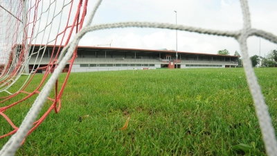 Ein „marodes Schmuckstück“: In die Jahre gekommen ist das Stadion in Leutershausen. Jetzt soll es saniert werden. Doch die dafür veranschlagten Kosten schockierten die Stadtratsmitglieder. (Foto: Wolfgang Grebenhof)