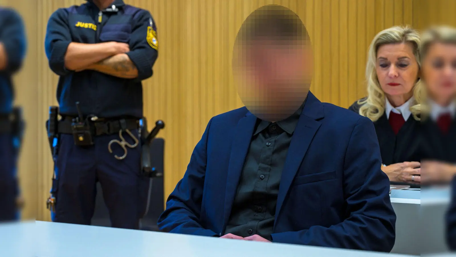 Der Angeklagte soll rund einen Kilometer weit mit dem Auto gefahren sein, obwohl sein Partner auf der Motorhaube lag. (Foto: René Chlopotowski/dpa)