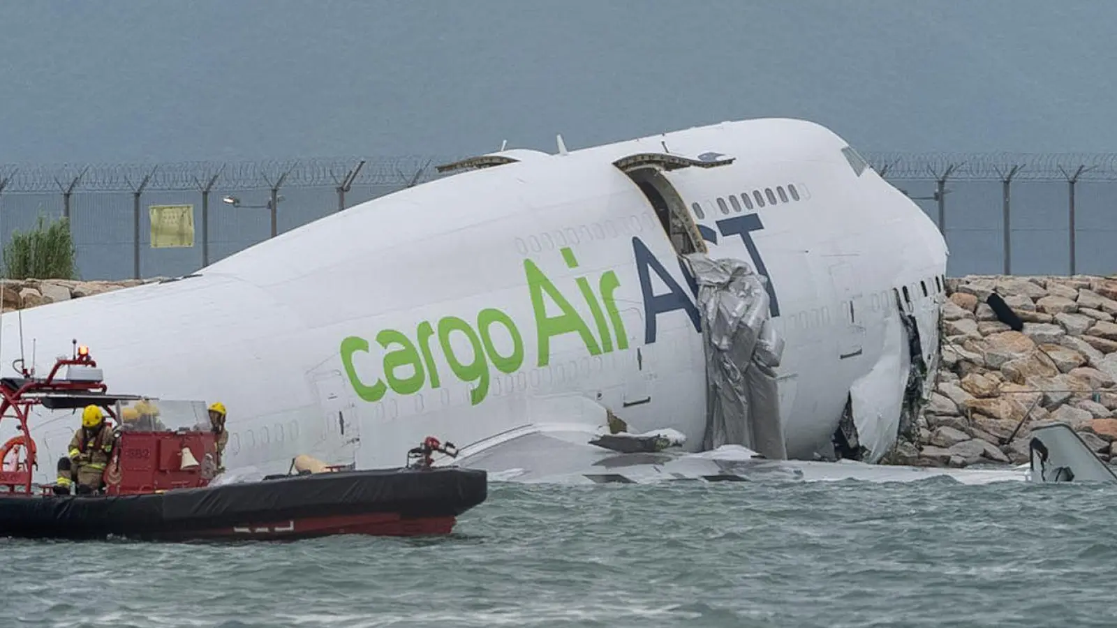Die Frachtmaschine rutschte über die Landebahn hinaus ins Wasser. (Foto: Chan Long Hei/AP/dpa)