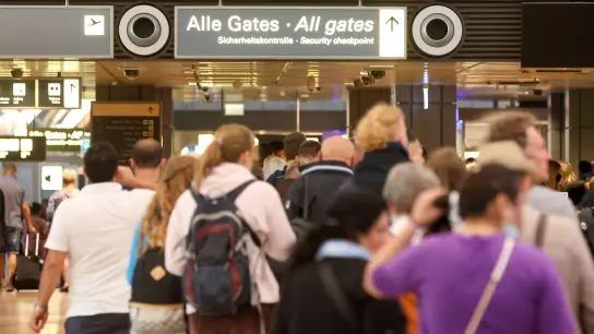 Reisende vor der Sicherheitskontrolle am Hamburger Flughafen. Das befürchtete Chaos blieb aus. (Foto: Bodo Marks/dpa)