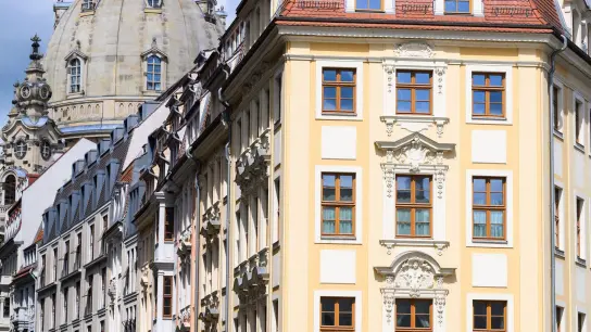 Die Fassaden von Häusern in der Altstadt von Dresden. (Foto: Robert Michael/dpa)