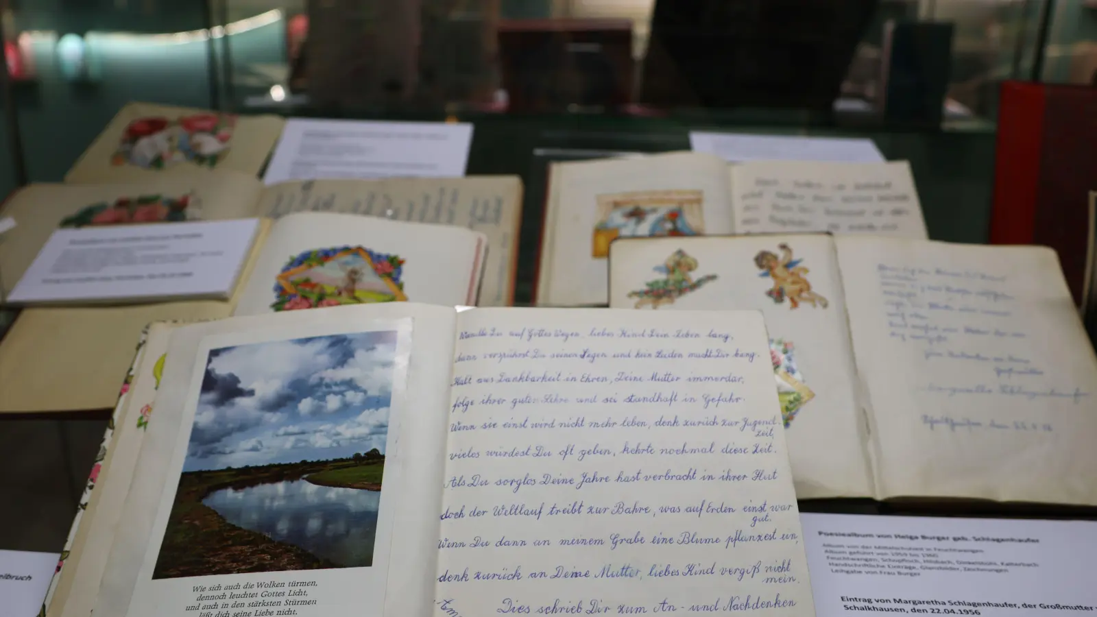 Poesiealben bewahren Erinnerungen an die Kindheit und Freundschaft. Im Fränkischen Museum sind viele Leih- gaben aus der Region zu sehen. (Foto: Martina Haas)