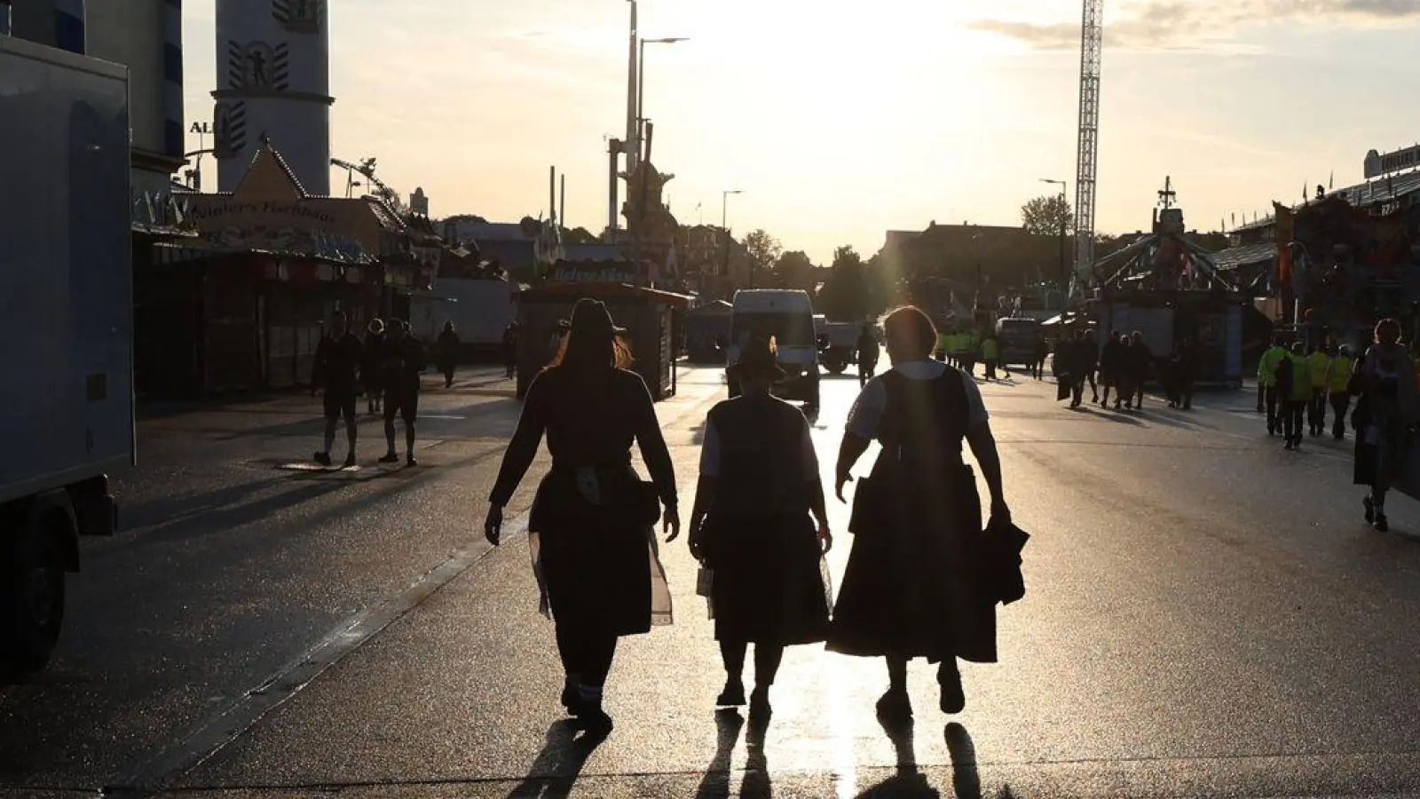 Die Sonne geht über der Theresienwiese auf - und verspricht einen sonnigen Start ins Oktoberfest. (Foto: Karl-Josef Hildenbrand/dpa)