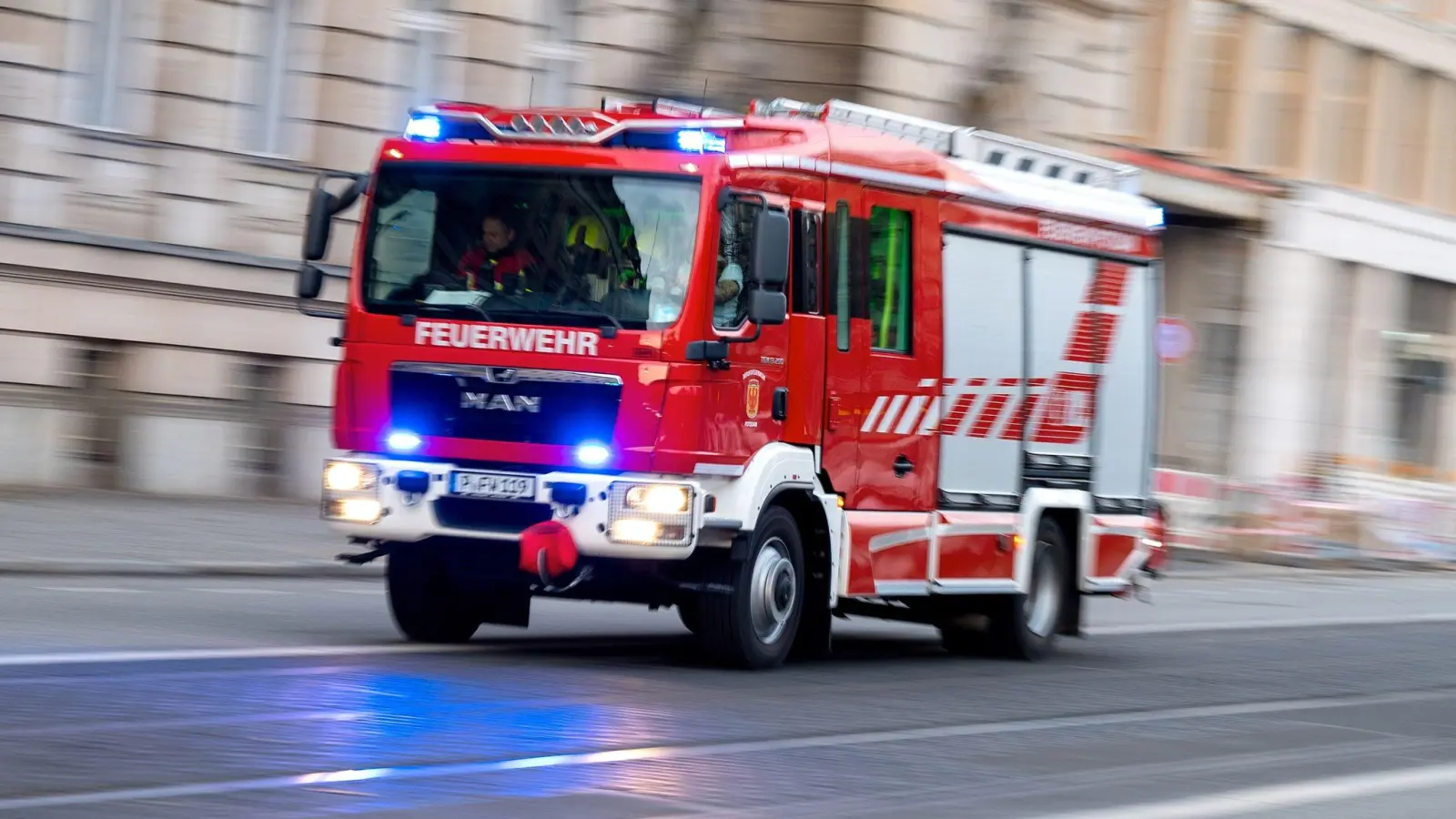 Die Feuerwehr musste ausrücken, die meiste Arbeit war aber schon getan. (Symbolbild: Monika Skolimowska/dpa)