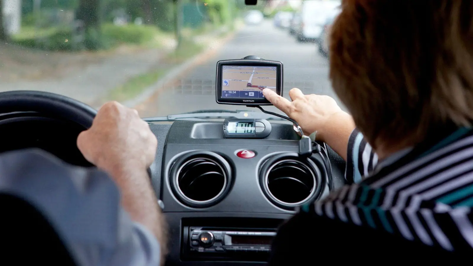 Statt auf den Verkehr zu achten, schaute der 21-Jährige während der Fahrt auf sein Navigationsgerät. (Symbolbild: Silvia Marks/dpa-tmn)