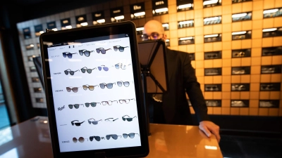 Sonnenbrillen und andere Brillengestelle verschiedener Hersteller sind auf Tablett-Displays und in den Regalen in der Brillen-Boutique des Hamburger Optikers "Edel-Optics" am Ballindamm zu sehen. (Foto: Christian Charisius/dpa)