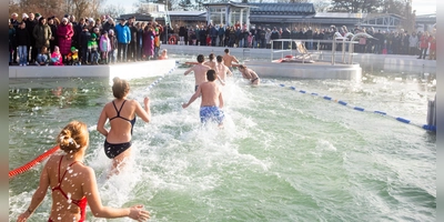 Ein eiskaltes Vergnügen: Nur in normaler Badekleidung stürzten sich die Teilnehmerinnen und Teilnehmer des Herrieder Eisschwimmerns in die ein Grad kalten Fluten. (Foto: Evi Lemberger)
