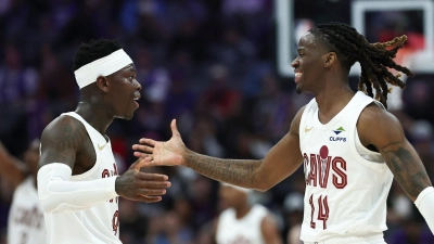 Beim deutlichen Erfolg gegen die Brooklyn Nets steuerte Dennis Schröder (l) für die Cleveland Cavaliers zwölf Punkte bei. (Archivbild) (Foto: Sara Nevis/AP/dpa)