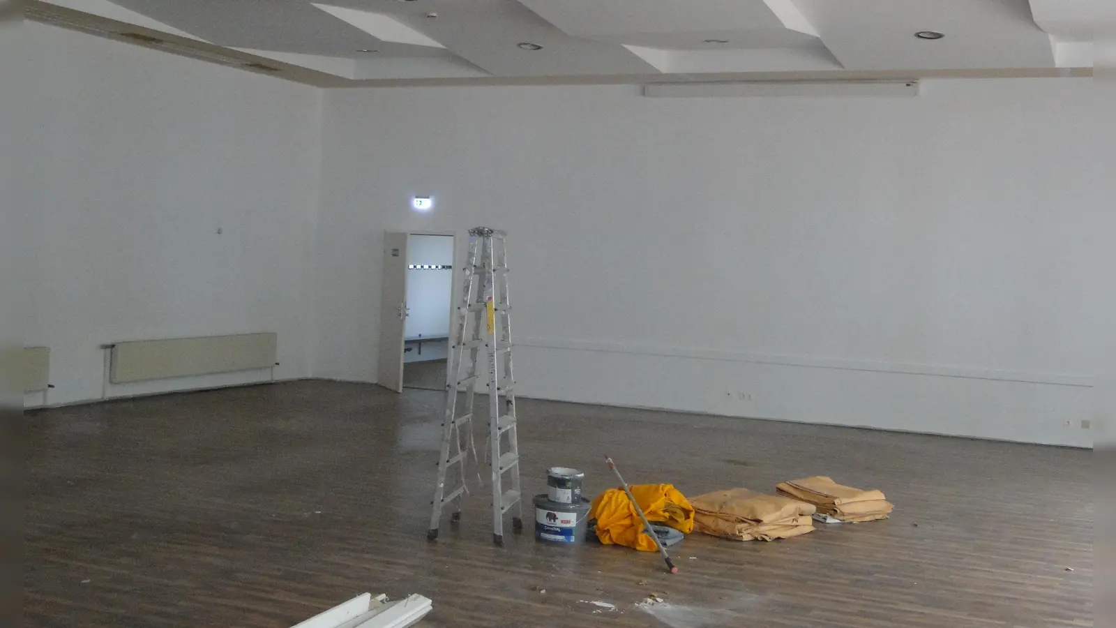 Noch sind die Malerarbeiten im Saal nicht abgeschlossen, auf dem Parkett liegt noch der Laminat-Schutzboden. (Foto: Winfried Vennemann)