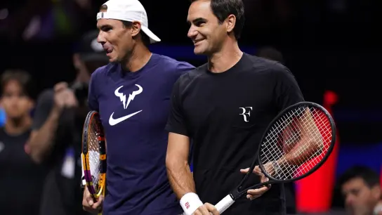 Roger Federer (r) hatte sich für sein letztes Spiel Rafael Nadal als Doppelpartner gewünscht. (Foto: John Walton/PA Wire/dpa)