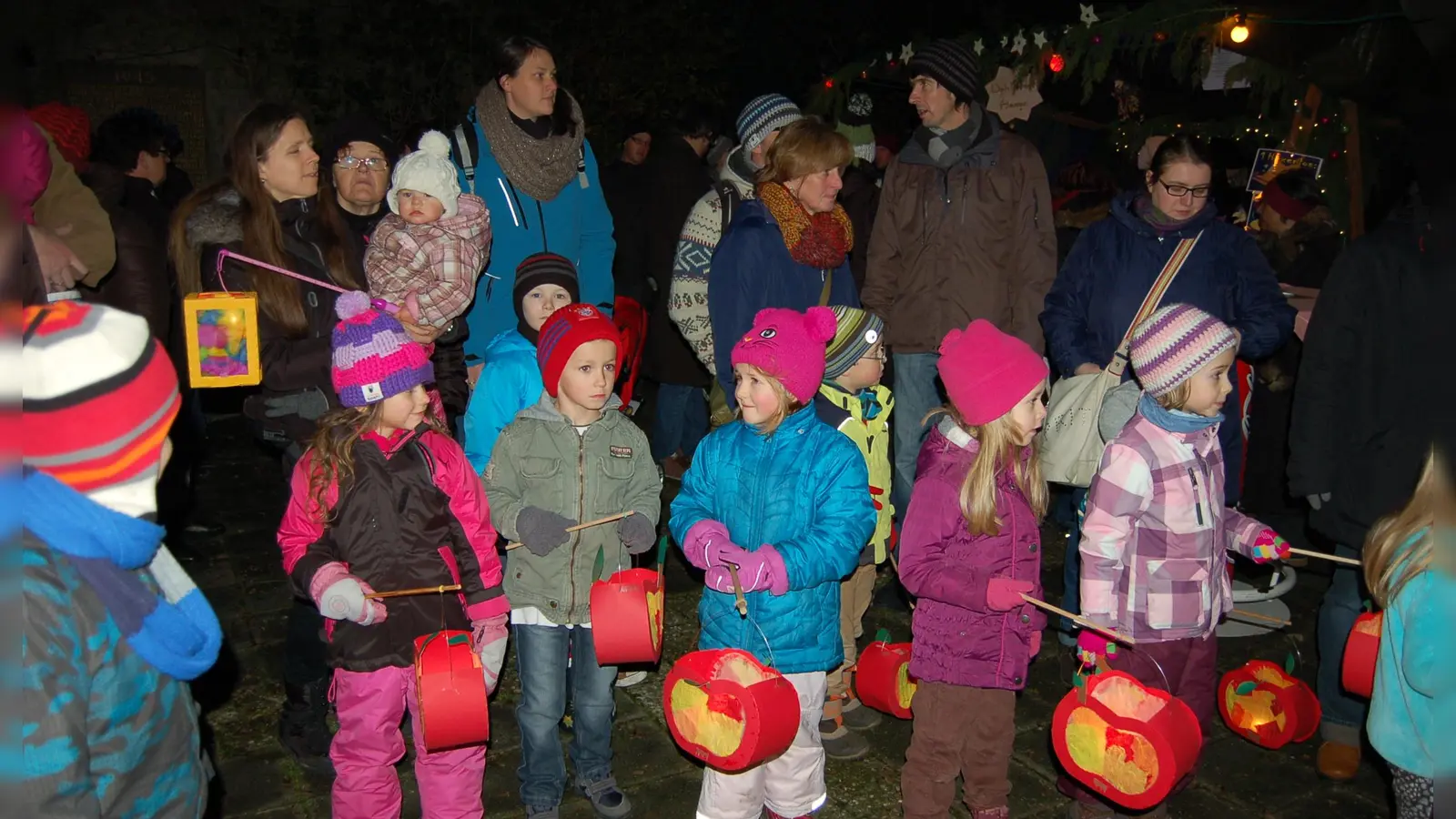 Auch 2024 zog im Rahmen des Sternlesmarkt ein Laternenumzug durch Uehlfeld. (Foto: Christa Frühwald)