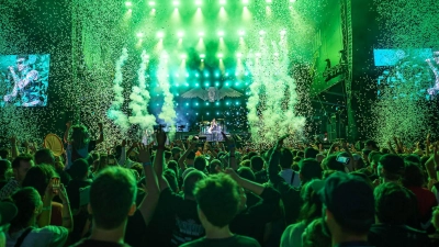 Konfettischnipsel fliegen bei Yungblud über die Main Stage – ein Meer aus abertausenden Papierstücken. (Foto: Mirko Fryska)