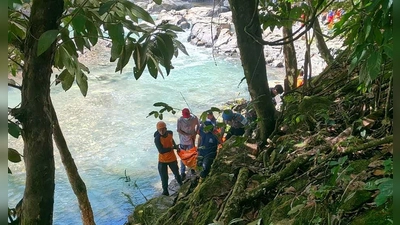 Die beiden Österreicher waren von einer Hängebrücke in die Tiefe gestürzt.  (Foto: -/Maumere Search and Rescue Office/dpa)