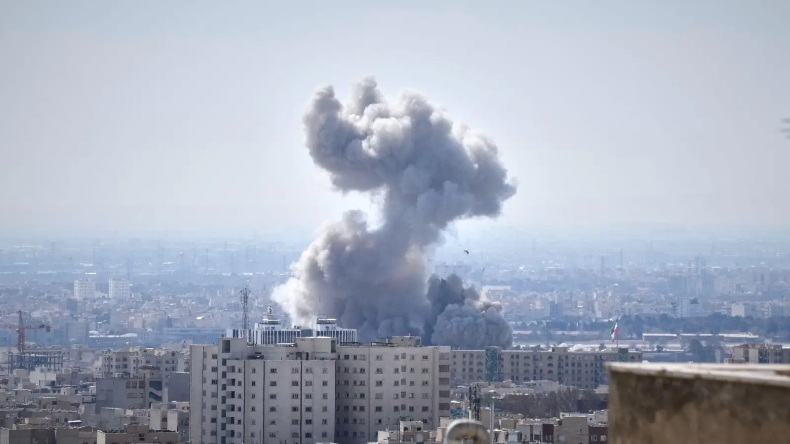 Die israelisch-amerikanischen Angriffe haben im Iran viele Opfer gefordert. (Archivbild) (Foto: Vahid Salemi/AP/dpa)