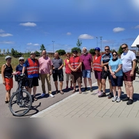 Die Radtour führte unter anderem zu den TuS-Sportstätten, wo Vorsitzender Kurt Unger (8. von links) den Vizepräsidenten des Bayerischen Landtags, Markus Rinderspacher (4. von links), und die übrigen Teilnehmenden, darunter Holger Giese (3. von links) vom SPD-Ortsverein, SPD-Stadträtin Susanne Friedrich (9. von links) und WwW-Thomas Ackermann (10. von links) aktuelle sportliche und finanzielle Herausforderungen informierte. (Foto: SPD-Ortsverein/Marlies Rohn)