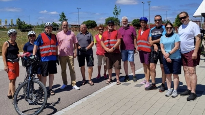 Die Radtour führte unter anderem zu den TuS-Sportstätten, wo Vorsitzender Kurt Unger (8. von links) den Vizepräsidenten des Bayerischen Landtags, Markus Rinderspacher (4. von links), und die übrigen Teilnehmenden, darunter Holger Giese (3. von links) vom SPD-Ortsverein, SPD-Stadträtin Susanne Friedrich (9. von links) und WwW-Thomas Ackermann (10. von links) aktuelle sportliche und finanzielle Herausforderungen informierte. (Foto: SPD-Ortsverein/Marlies Rohn)