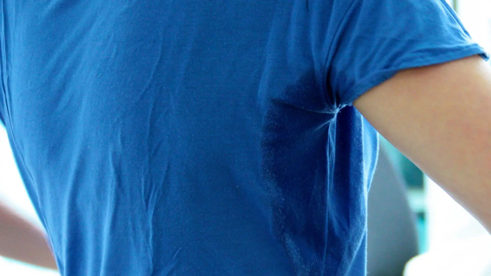 Übermäßiges Schwitzen, medizinisch Hyperhidrose genannt, kann viele Ursachen haben. (Foto: Mascha Brichta/dpa-tmn)