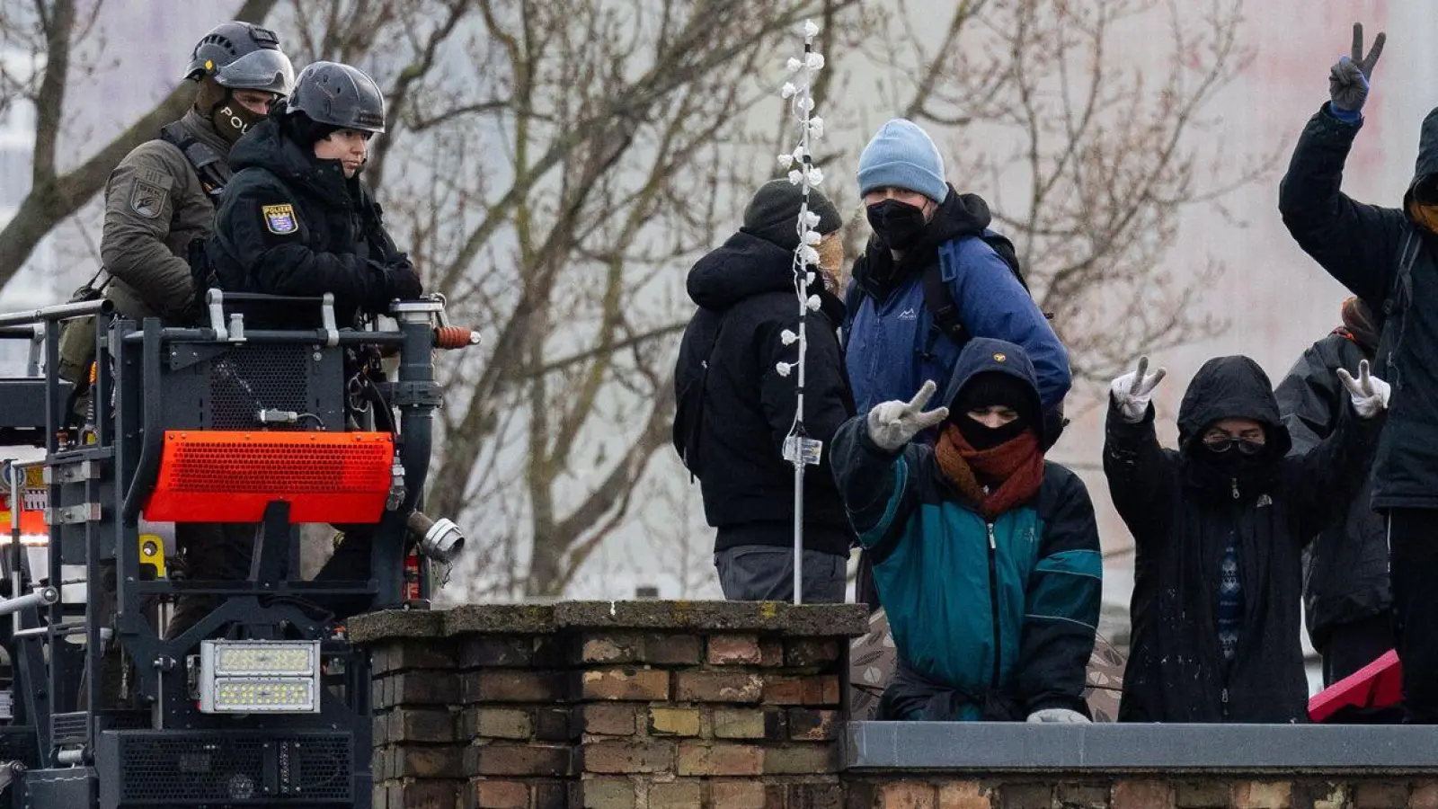 Polizisten des SEK am Dach der einstigen Dondorf-Druckerei. (Foto: Lando Hass/dpa)