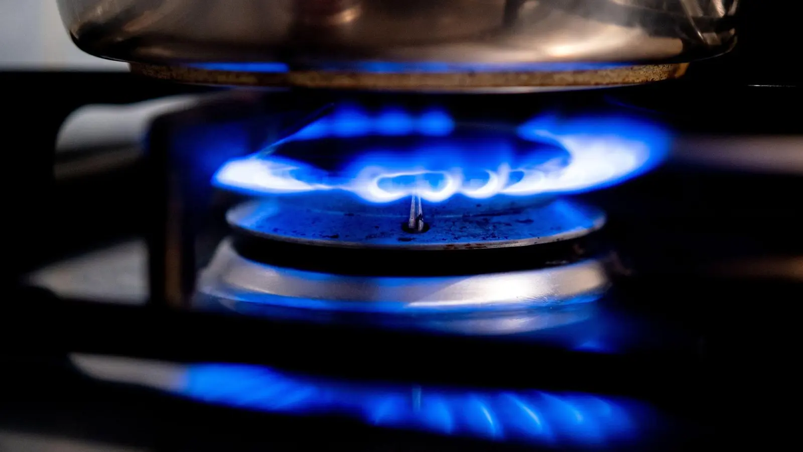 Eine Gasflamme brennt auf einem Küchenherd. (Foto: Hauke-Christian Dittrich/dpa)