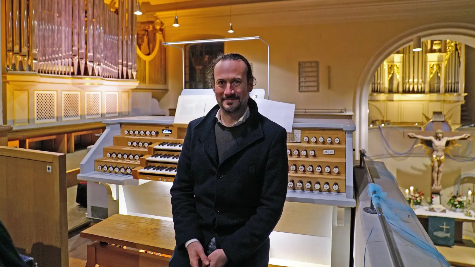 Letzte Station auf seiner Orgelfahrt „Heimspiel in Franken“: Frauenkirchenkantor Matthias Grünert vor der Doppel-Orgel von Windsbach. (Foto: Elke Walter)