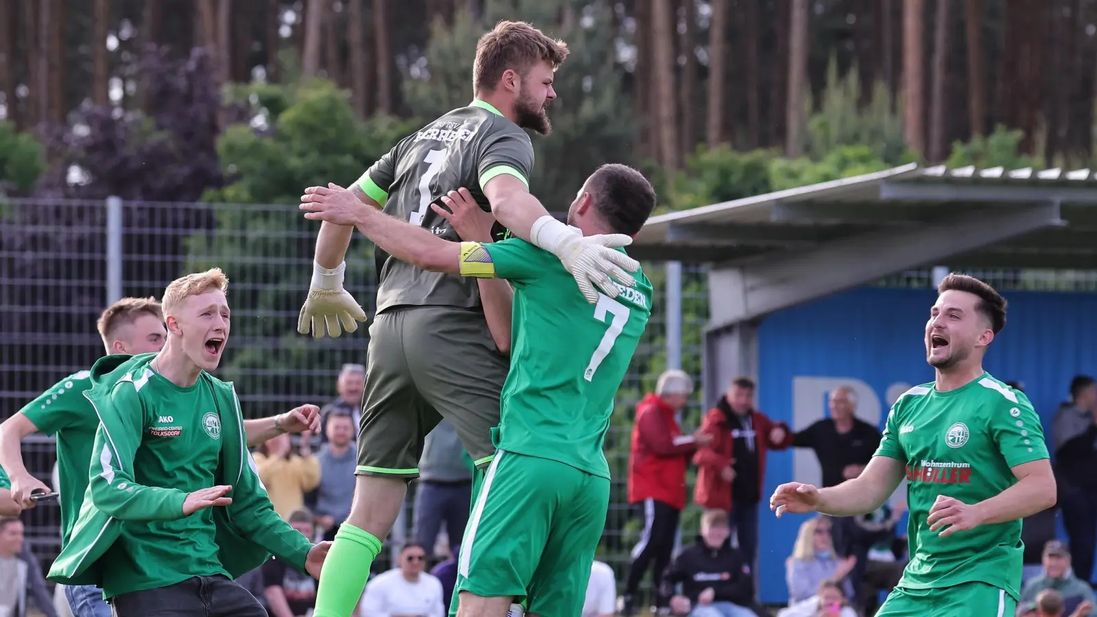 Ohne Gegentor im Elfmeterschießen: Der Herrieder Torhüter Nico Brinschwitz (mit Handschuhen) lässt sich von seinem Teamkollegen feiern. (Foto: Wolfgang Zink)