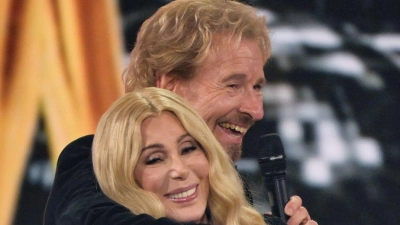 Gottschalk (75) umarmte Cher (79) auf der Bühne. (Foto: Peter Kneffel/dpa)