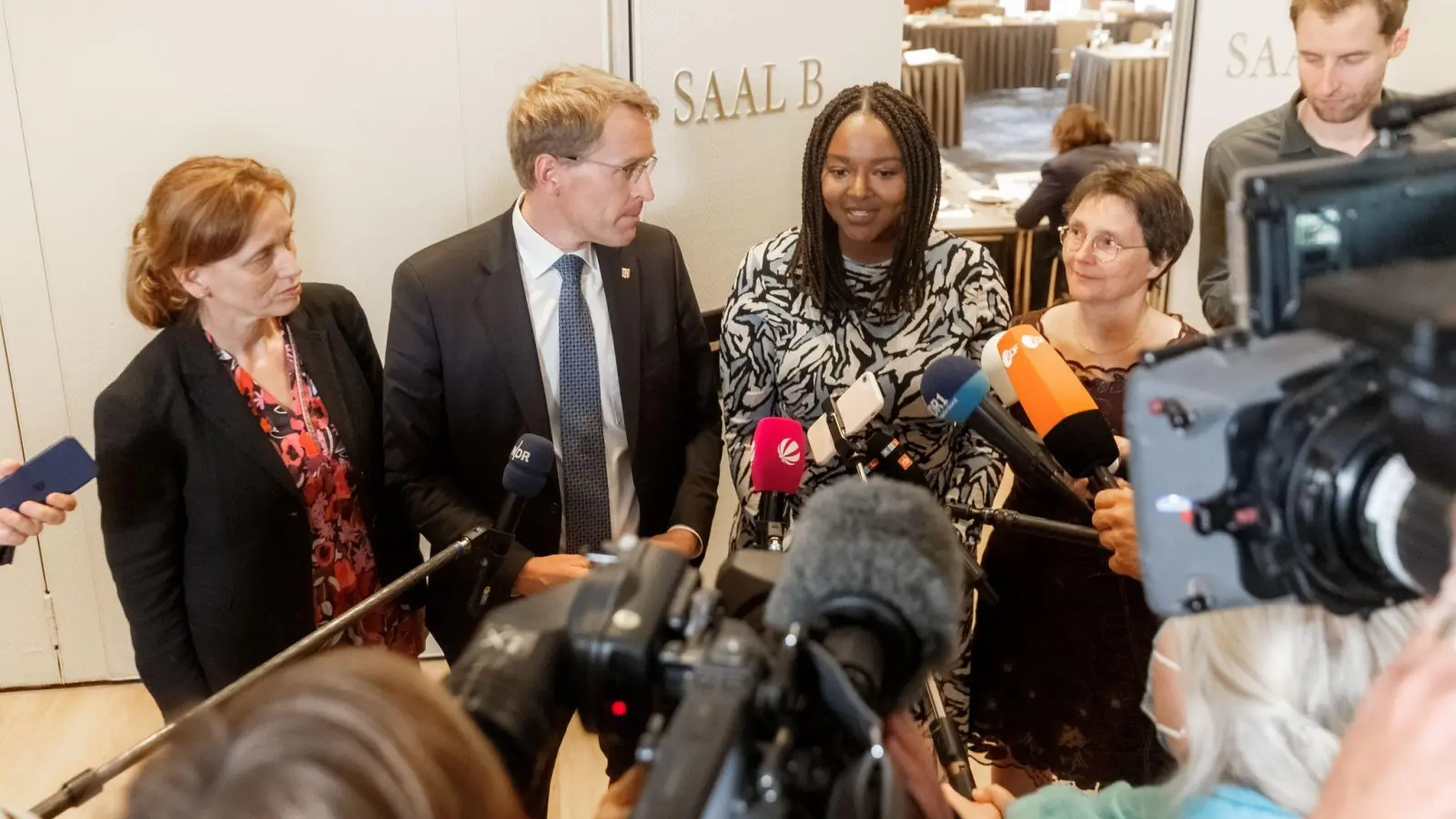 Karin Prien und Daniel Günther von der CDU treten mit Aminata Touré und Monika Heinold vor die Kameras. (Foto: Markus Scholz/dpa)