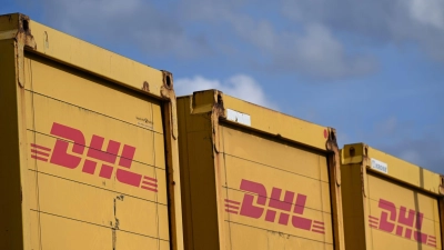 Container von DHL, üblicherweise voll mit Paketen.  (Foto: Wolf von Dewitz/dpa)