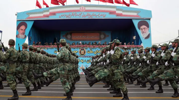 Iranische Soldaten während einer Militärparade in Teheran (Archivbild). (Foto: Iranian Presidency/dpa)